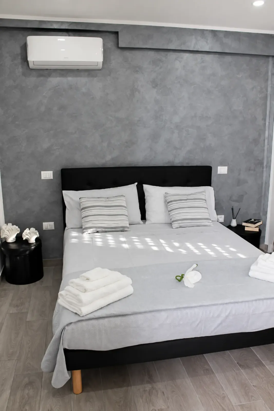 Camera matrimoniale con letto queen size, asciugamani puliti e aria condizionata