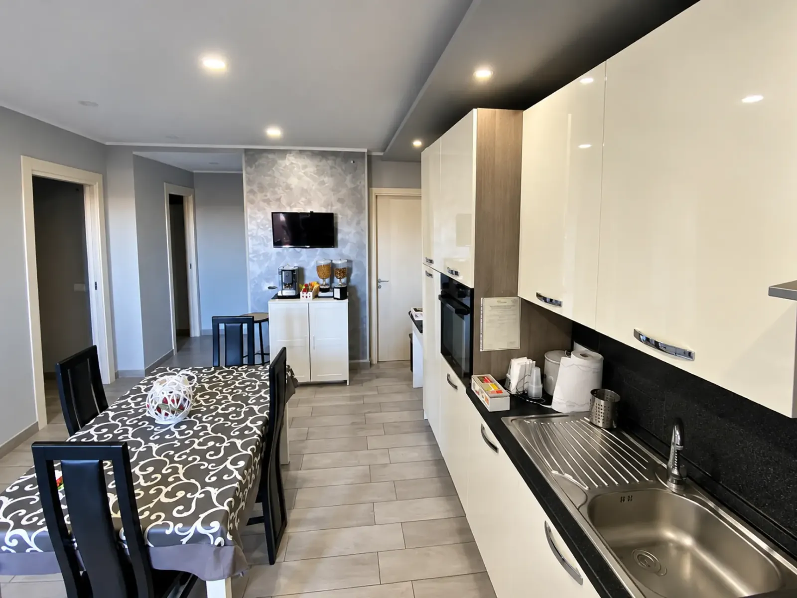 Cucina in comune con tavolo da pranzo, forno e angolo caffè